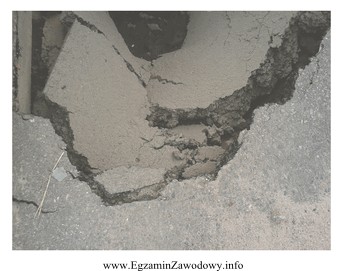 Które z uszkodzeń nawierzchni asfaltowej przedstawiono na zdjęciu?