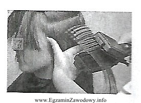 Na fotografii przedstawiono technikę ondulacji żelazkowej włosów zwaną