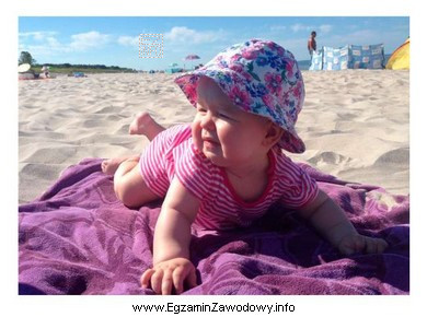 Na podstawie cienia widocznego na fotografii można przypuszczać, że 