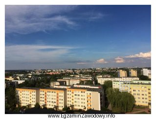 Przedstawione zdjęcie wykonano aparatem fotograficznym z obiektywem