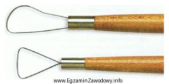 Ilustracja przedstawia ręczne narzędzie formierskie o nazwie