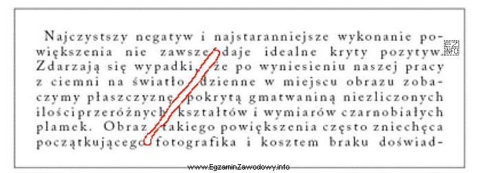 Zaznaczony na rysunku błąd łamania tekstu to