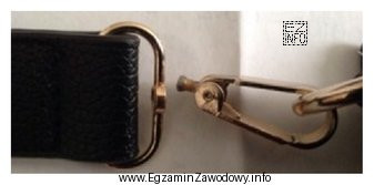 Które z okuć w przedstawionym elemencie wyrobu zostało 