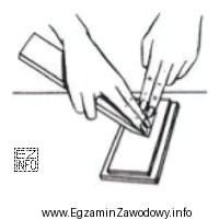 Którą czynność przygotowującą strug do pracy przedstawiono na 