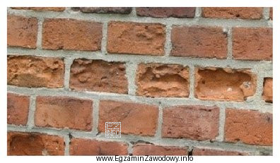 Ubytki w murze ceglanym przedstawionym na ilustracji należy uzupeł