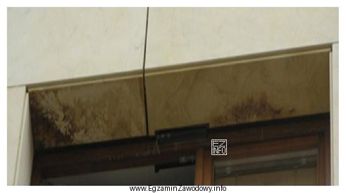 Przyczyną powstania trwałych zacieków na okładzinie kamiennej 