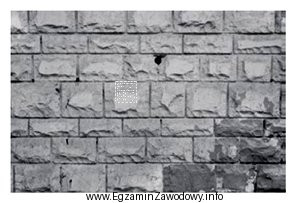 Przedstawiony na rysunku mur z kamieni łamanych, tzw. muraków, 