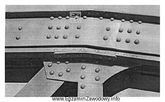 Na rysunku przedstawiono węzeł kratownicowy stalowego obiektu mostowego, któ