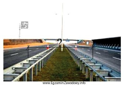 Na ilustracji przedstawiającej fragment autostrady symbolem znaku zapytania oznaczono