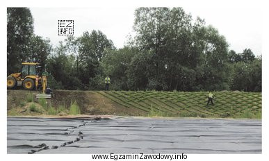 Na fotografii przedstawiono umocnienie skarpy darniną ułożoną w 