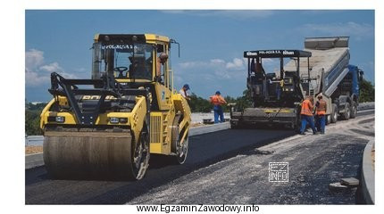 Na fotografii przedstawiono zestaw maszyn do
