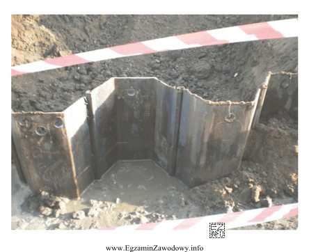 Ścianka szczelna przedstawiona na zdjęciu została wykonana z