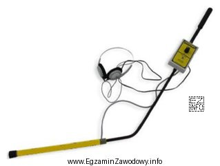 Przedstawiony na rysunku instrument geodezyjny przeznaczony jest do