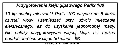 Na podstawie instrukcji producenta kleju gipsowego określ, ile wody 