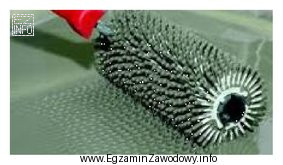 Na fotografii przedstawiono wałek kolczasty. Nakłuwanie świeżego 