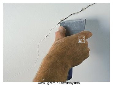 Który etap naprawy spękanego tynku przedstawiono na ilustracji?