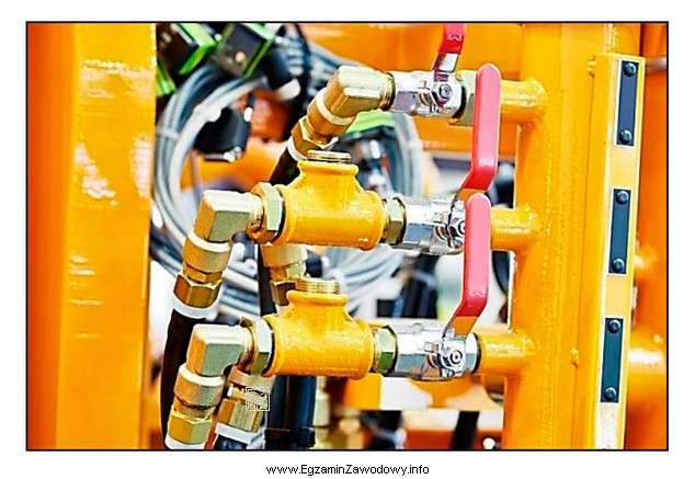 Na rysunku przedstawiono połączenie instalacji hydraulicznej z zastosowaniem zaworó