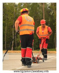 Którą czynność technologiczną podczas budowy nawierzchni z betonu cementowego 