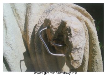 W rzeźbie wapiennej przedstawionej na zdjęciu zastosowano do poł
