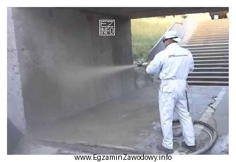 Którą technikę naprawy elementów betonowych zastosowano przy renowacji ś