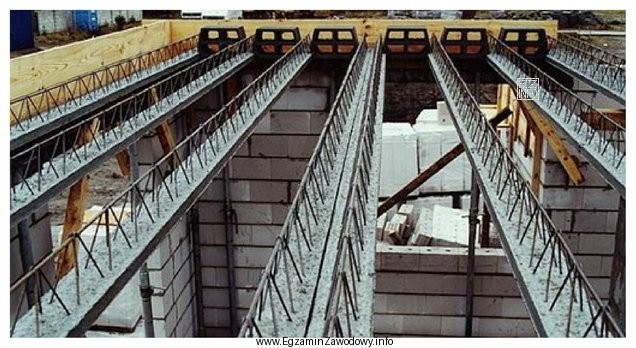 Na fotografii przedstawiono jeden z etapów wykonania stropu