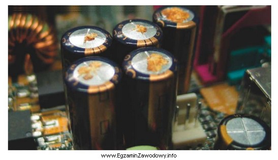Ile kondensatorów elektrolitycznych w układzie elektronicznym przedstawionym na 