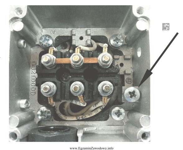 Silnik, którego zaciski pokazano na zdjęciu, ma pracować 