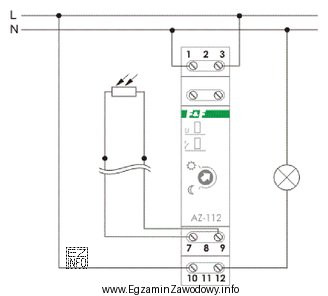 Do których zacisków przekaźnika zmierzchowego przedstawionego na schemacie 