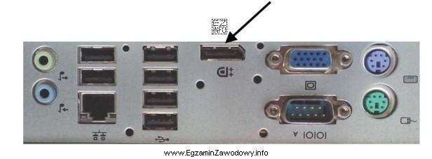 Na rysunku przedstawiono tylny panel stacji roboczej. Strzałką oznaczono 