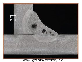 Na fotomikrografii przedstawiono wadę połączenia spawanego zwaną