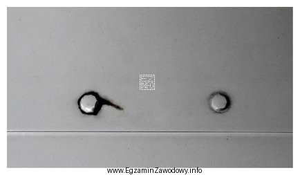 Podczas przeglądu przed lotem mechanik zaobserwował nit, który 