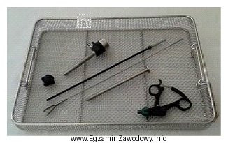 Przedstawione na ilustracji instrumentarium należy przygotować do maszynowego mycia 