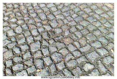 Ilustracja przedstawia fragment nawierzchni chodnika, która została wykonana 