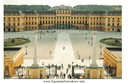 Zespół pałacowo-ogrodowy Schönbrunn to atrakcja turystyczna proponowana 