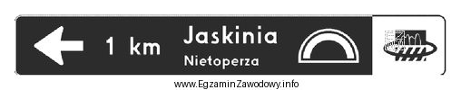 Turysta przebywający na wycieczce rowerowej zauważył przedstawioną tablicę. 