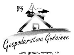 Bocian siedzący na gnieździe umiejscowionym na szczycie dachu 