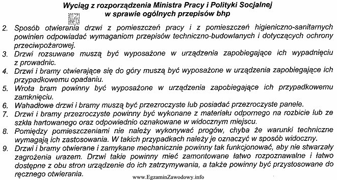 Pomieszczenie główne baru od zaplecza oddzielają drewniane drzwi 