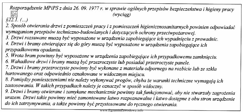 Pomieszczenie główne baru od zaplecza oddzielają drewniane drzwi wahadł