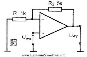 Na wejście wzmacniacza, którego schemat pokazano na rysunku, 