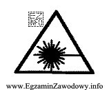 Pracownik obsługujący urządzenie posiadające na obudowie 