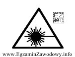 Pracownik obsługujący urządzenie posiadające na obudowie 