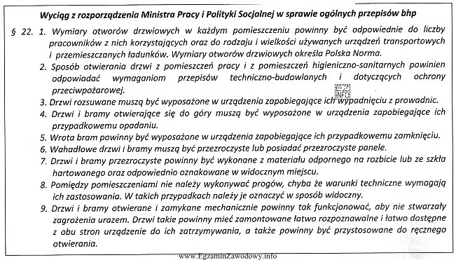 Pomieszczenie główne baru od zaplecza oddzielają drewniane drzwi wahadł