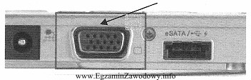 Złącze, które na rysunku wskazano strzałką jest