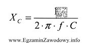 Do kondensatora podłączono napięcie zmienne U = 10 V, f = 50 