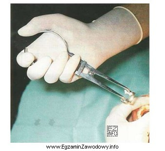 Który chwyt trzymania kleszczy do klamer ślinochronu zastosował operator 
